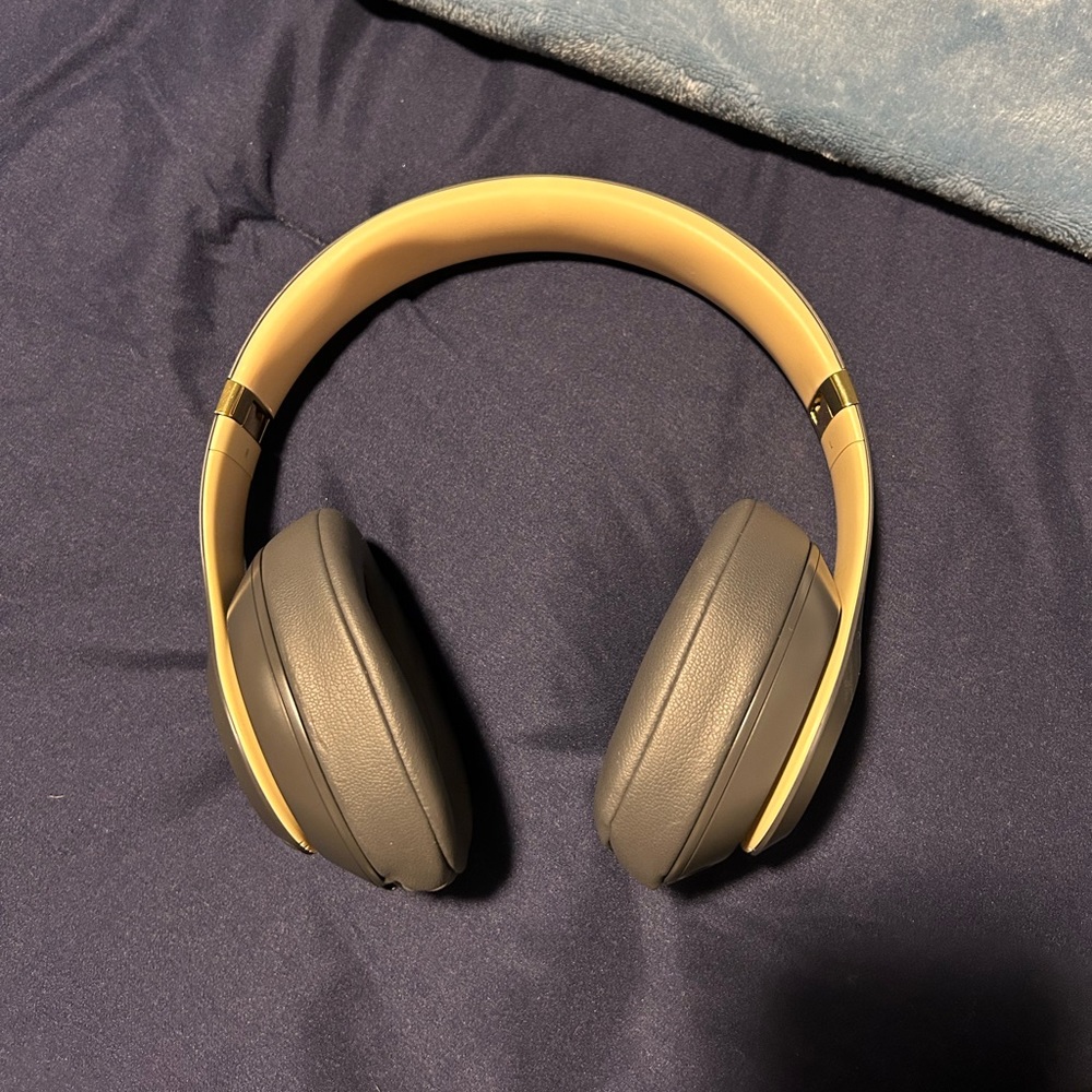 beat studio gold/gray headphones